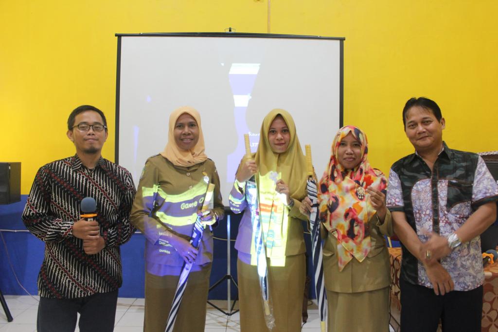 Pemberian hadiah untuk juara kuis