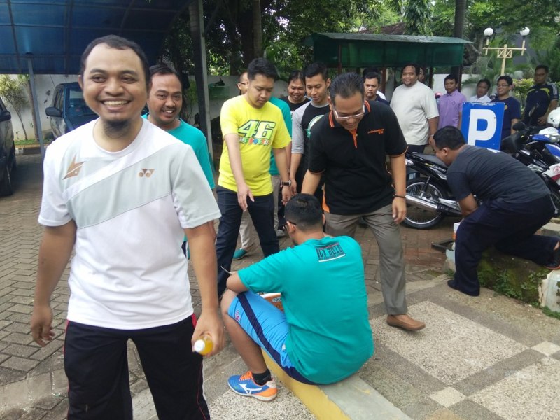 Jalan santai mengelilingi halaman kantor sebanyak dua kali.