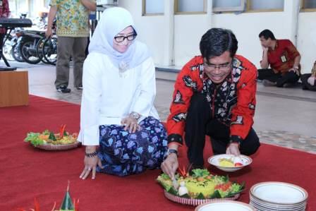 Pemotongan tumpeng oleh Kepala KPP Pratama Temanggung B.Ananta Priyo Handoko