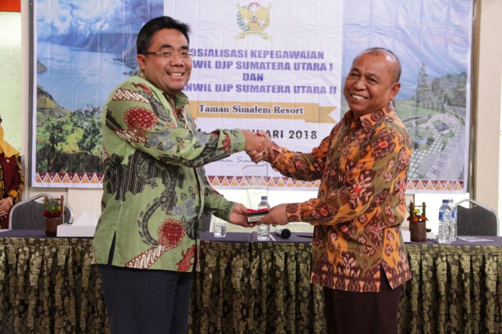 Pemberian souvenir plakat kepada pihak BKN Reg I Medan