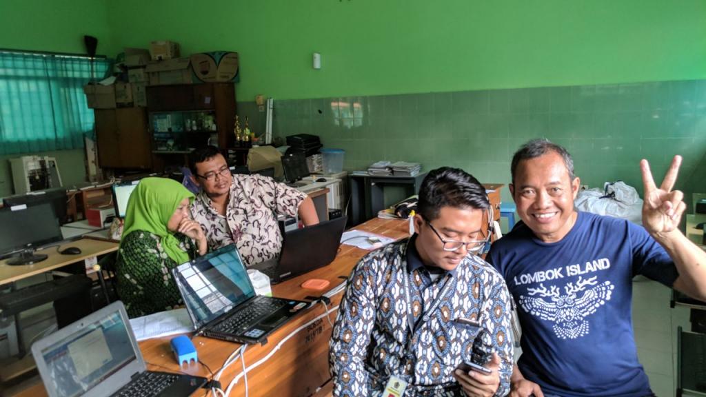 Pegawai OJT KPP Pratama Sidoarjo Selatan Rizki Membantu E-Filing Guru SMPN 2 Candi
