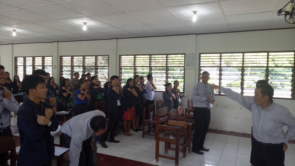 Yel-Yel Kampus yang diikuti oleh seluruh dosen dan mahasiswa yang hadir