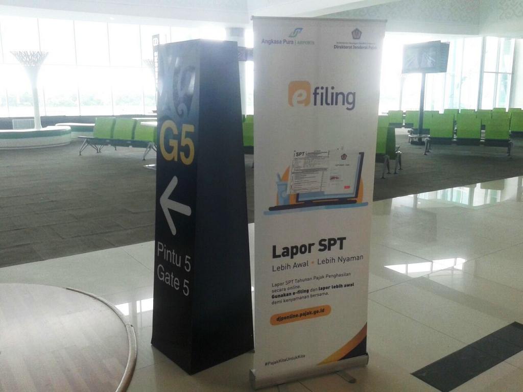 Banner di Gate 5 Bandara Sultan Aji Muhammad Sulaiman Sepinggan