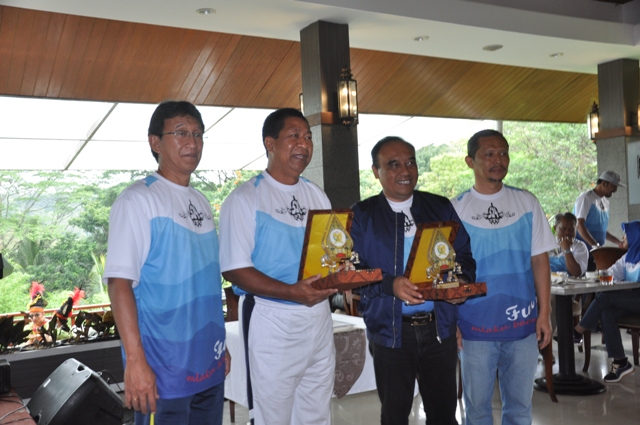 Pemberiaan plakat KPP Pratama kepada Walikota Magelang dan Plt. Bupati Magelang