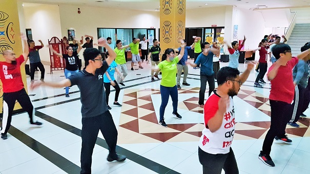 Pegawai, pramubakti, teknisi dan petugas keamanan Kanwil DJP Papua dan Maluku semangat mengikuti DJP Bugar