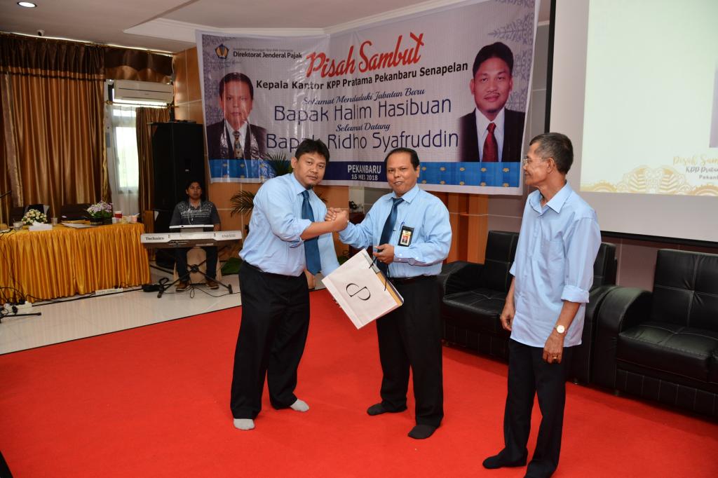 Pemberian cinderamata kepada Halim Hasibuan