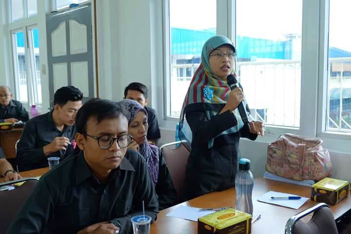 Salah seorang dosen mengajukan pertanyaan saat acara edukasi berlangsung