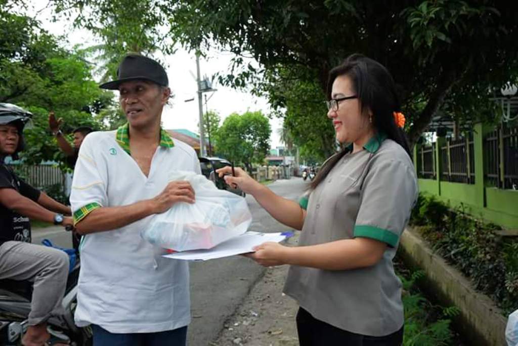Tenaga honorer pun diturunkan untuk membantu membagikan paket takjil