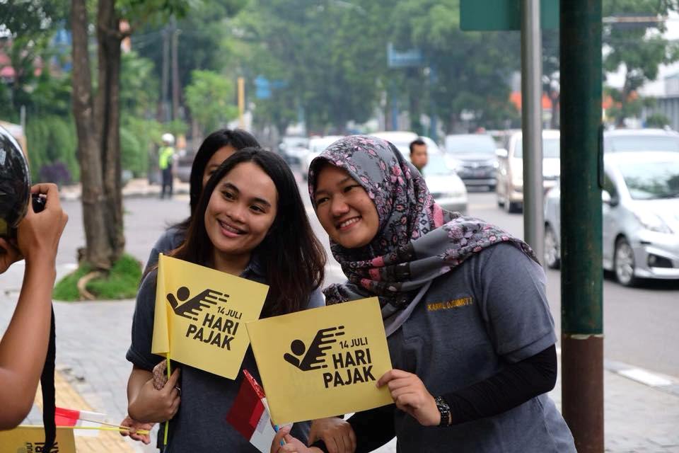 Keceriaan peserta mengikuti Funwalk Hari Pajak Kanwil DJP Sumut I.