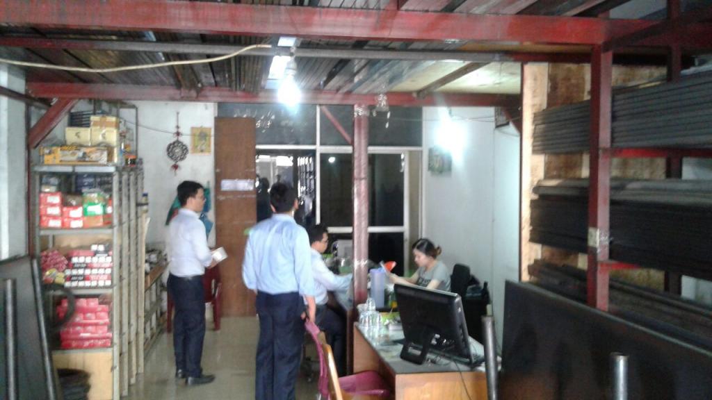Petugas memberikan penjelasan kepada Wajib Pajak mengenai hak dan kewajiban perpajakan.