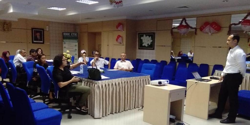 Peserta sedang berdiskusi dengan penyaji materi.