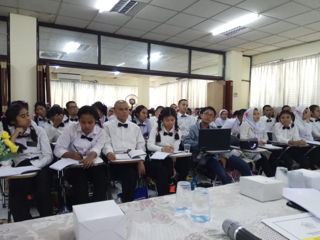 Calon mahasiswa baru menyimak pemaparan materi perpajakan