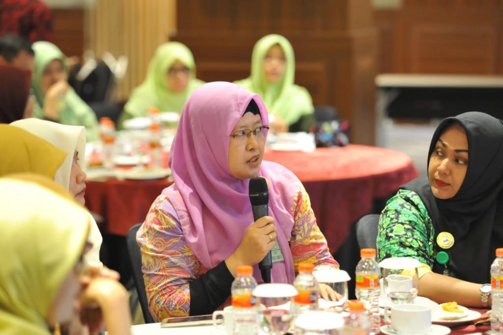 Peserta mengajukan pertanyaan