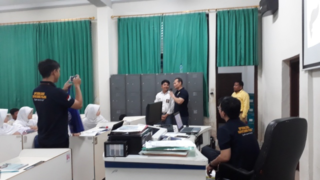 Peserta memberika pendapat mengenai apa itu Pajak yang ditanyakan oleh Albert, Penyuluh KPP Pratama Medan Polonia