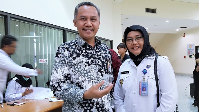 Kepala Kanwil DJP Papua dan Maluku Wansepta Nirwanda berfoto bersama Kepala Sub.Bagian Umum BNN Jayapura Dra.Maqdalena