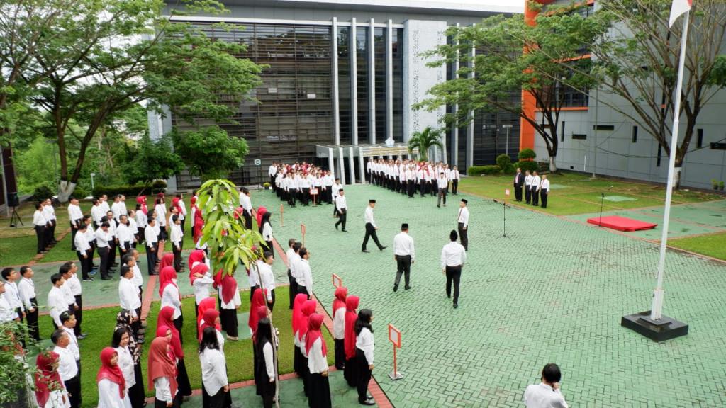 Barisan peserta apel rutin di Halaman Kanwil DJP Kaltimtara