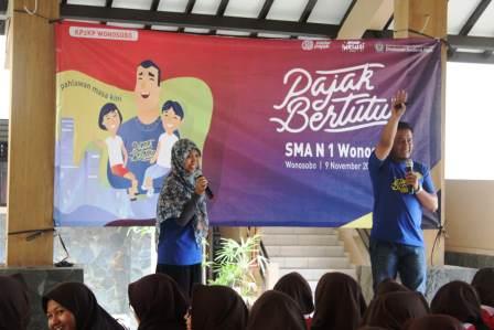 Penyampaian Materi Pajak Bertutur oleh Pegawai KPP Mikro Wonosobo