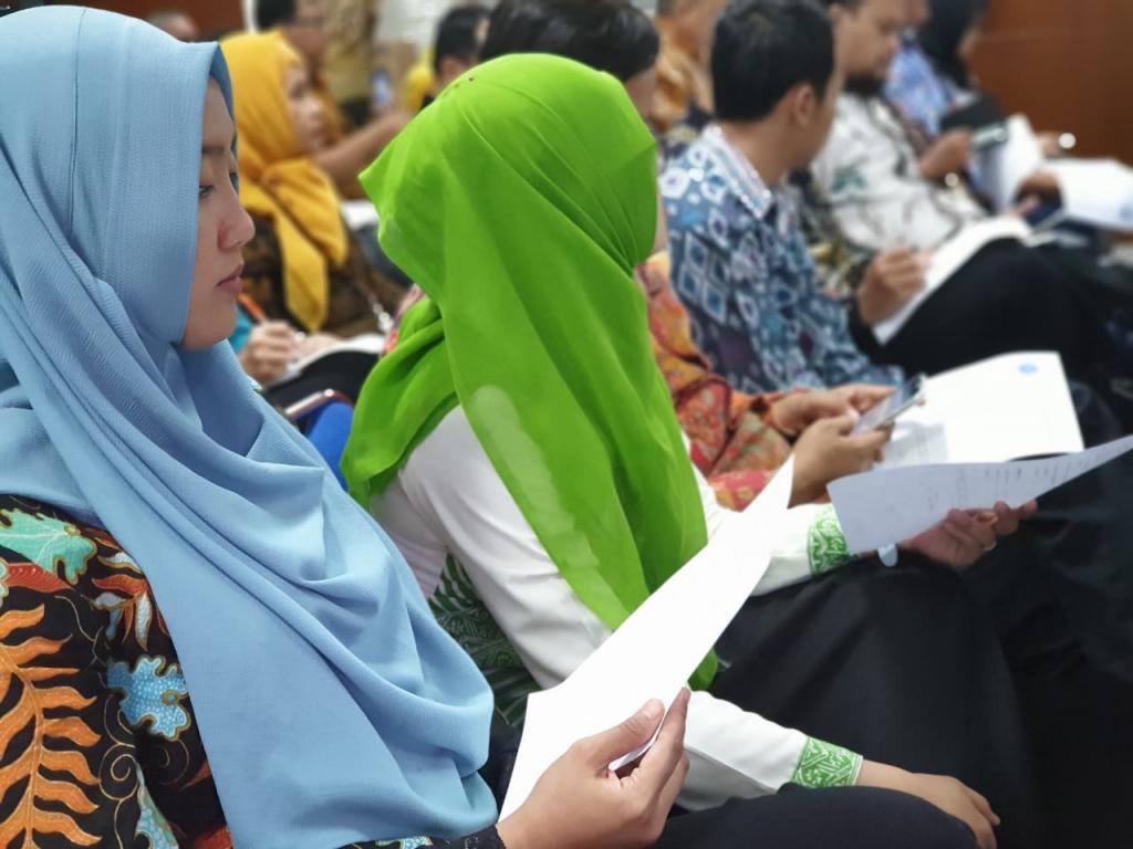 Pegawai Kanwil Jakbar mengisi form data diri pemeriksaan narkoba