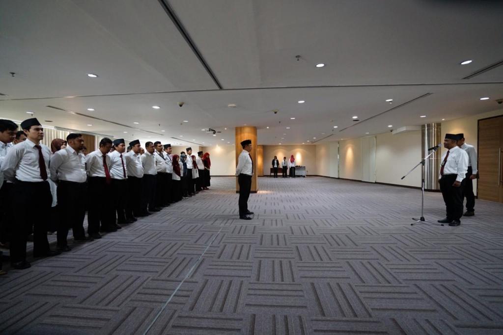 Peserta apel mendengarkan ceramah dari pembina upacara.