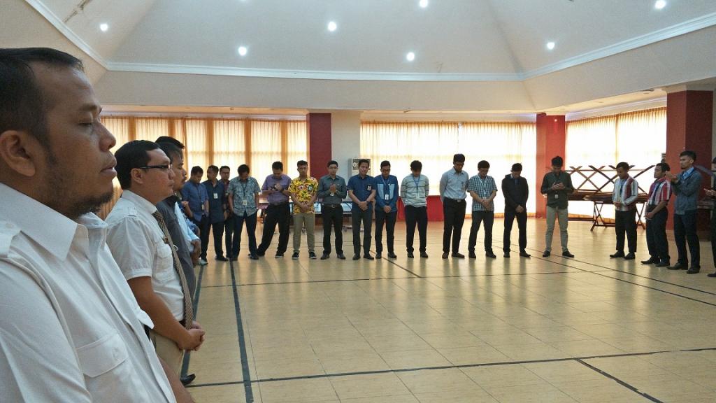 Pegawai KPP Pratama Timika berdoa bersama