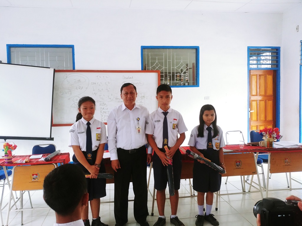 Pemberian hadiah oleh kepala kantor KP2KP Dolok Sanggul kepada para pemenang