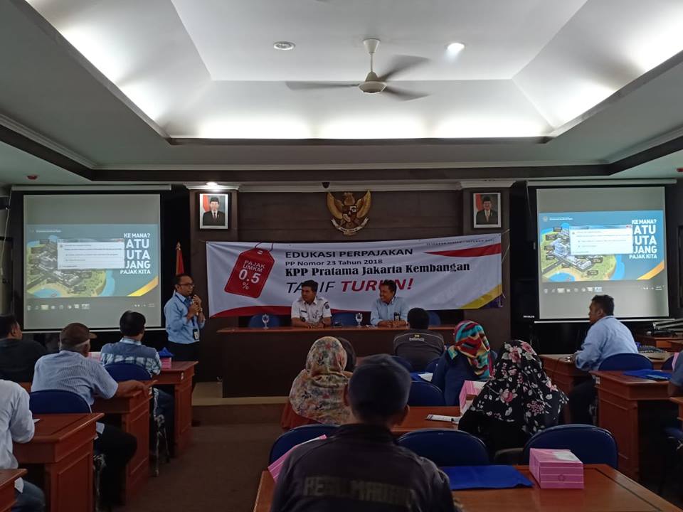 Account Representative KPP Pratama Jakrta Kembangan, Made Adi Guna Mertawan, menjawab pertanyaan wajib pajak.