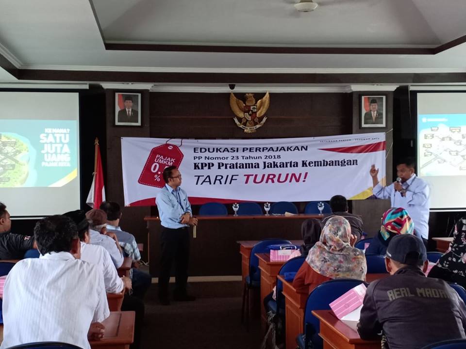 Account Representative KPP Pratama Jakrta Kembangan, Made Adi Guna Mertawan dan Bagus Budiono menyampaikan materi edukasi.