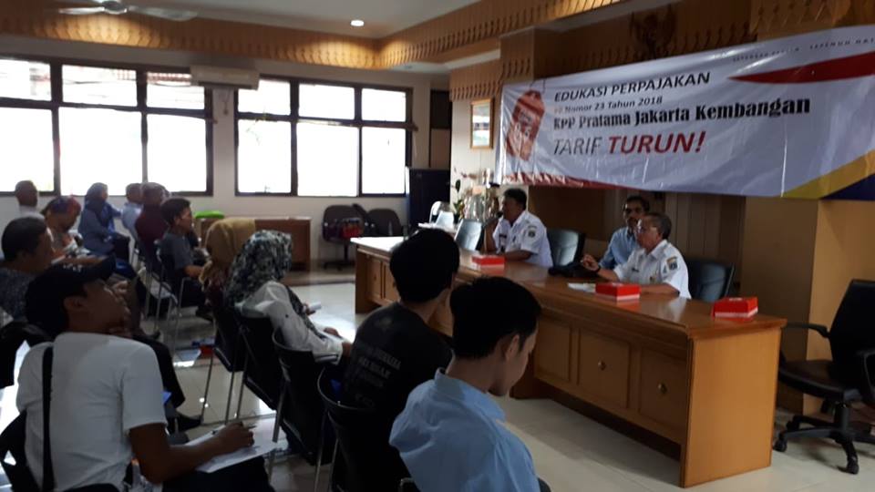 Wajib Pajak wilayah Kelurahan Meruya Selatan antusias mengikuti edukasi perpajakan.