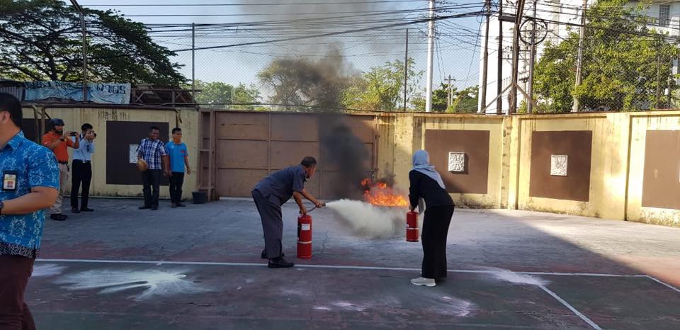 Masing-masing pegawai diberi kesempatan untuk menggunakan APAR