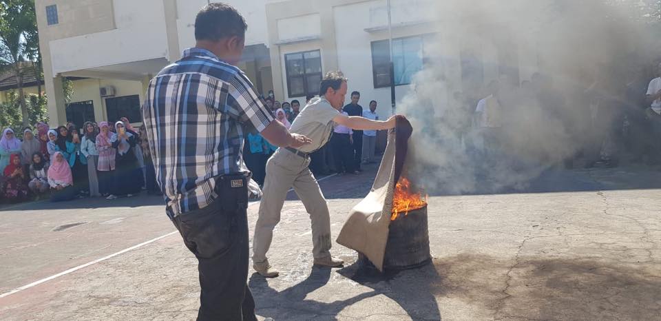 Pemadaman api menggunakan media pemadam selain APAR