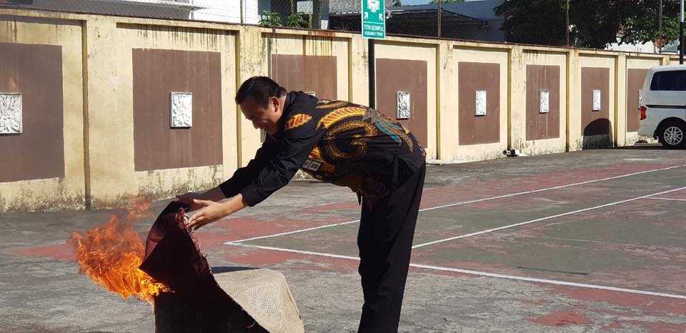 Pegawai KPP Pratama Surakarta mencoba cara pemadaman api menggunakan media pemadam lainnya