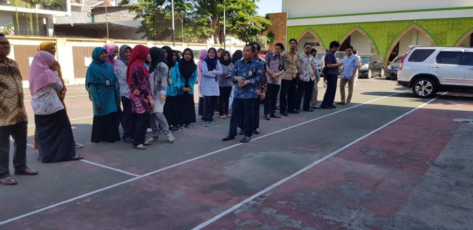 Para pegawai KPP Pratama Surakarta berkumpul di "Assembly Point" dalam simulasi gempa bumi.