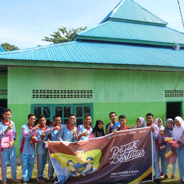 Foto bersama para peserta Pajak Bertutur selepas acara