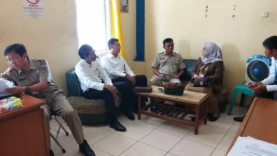 Diskusi antara perwakilan pegawai KPP Pratama Jakarta Kembangan dengan PTSP Kecamatan Kembangan.