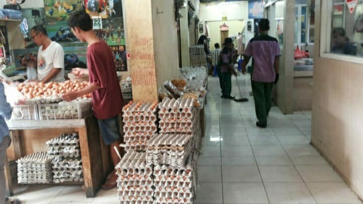 Salah satu aktivitas perdagangan di dalam Lokbin Meruya Ilir.