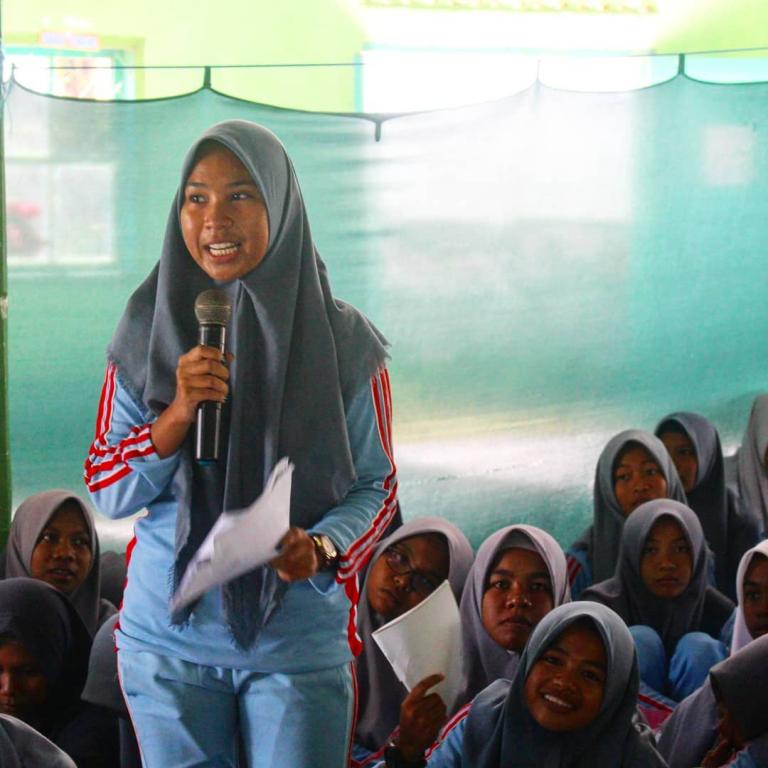 Salah satu peserta sedang memberikan pendapat mengenai current issue perpajakan yang sering terjadi di masyarakat