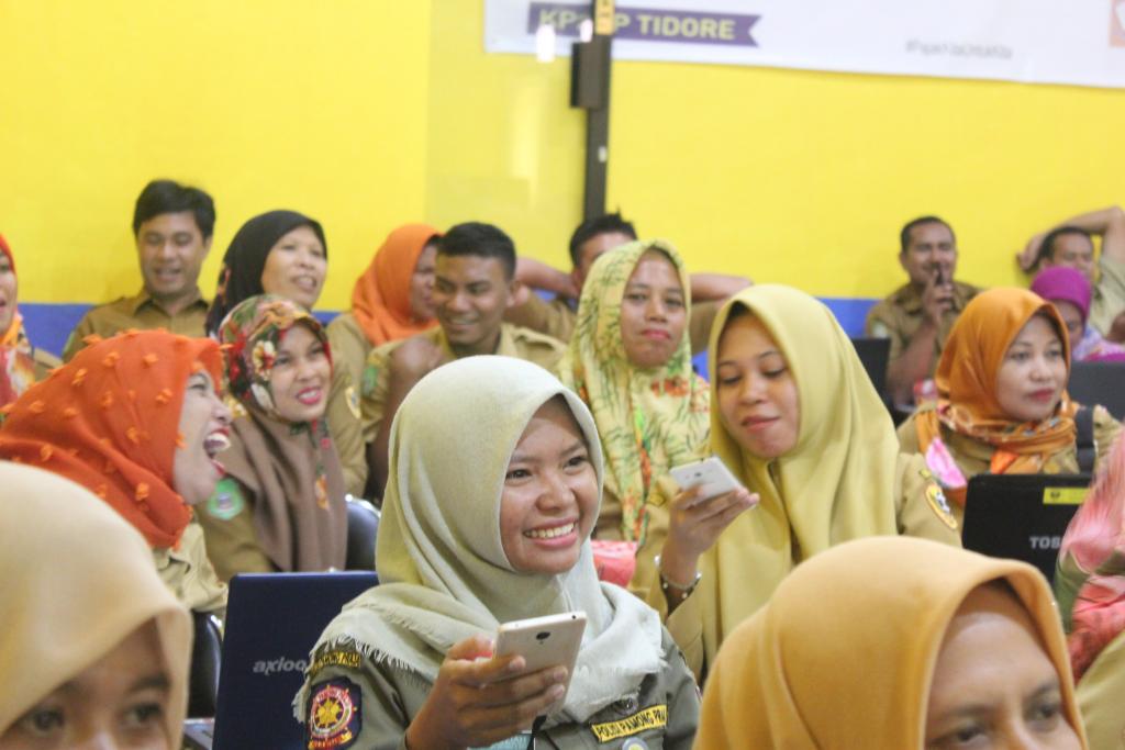 Para peserta mengikuti kuis di akhir acara