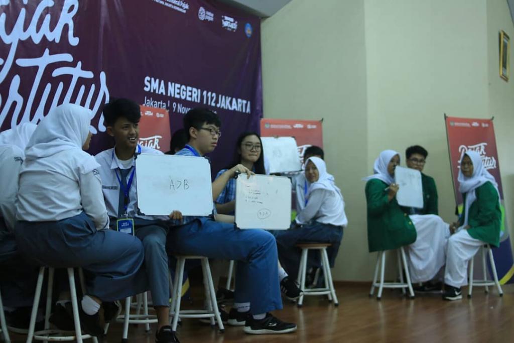 Peserta lomba menunjukkan jawaban pada papan tulis.