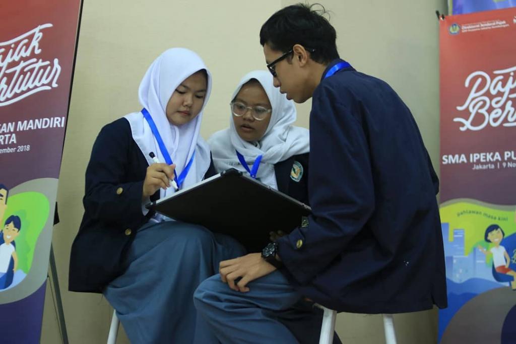 Peserta dari SMK Bina Insan Mandiri berdiskusi menjawab pertanyaan Sesi I