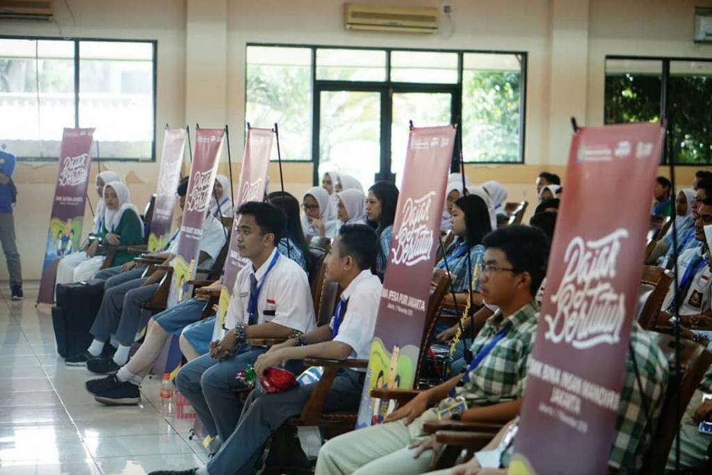 Para pendukung setiap sekolah mendukung peserta lomba dengan tertib.