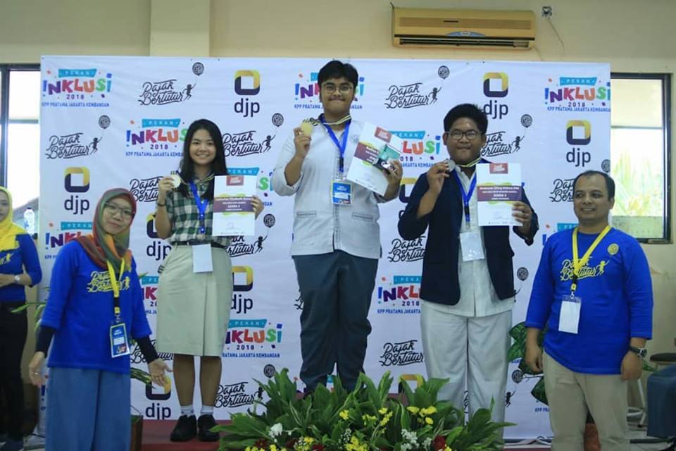 Pemenang Lomba Fotografi Pajak berfoto bersama setelah menerima medali, sertifikat, dan hadiah.