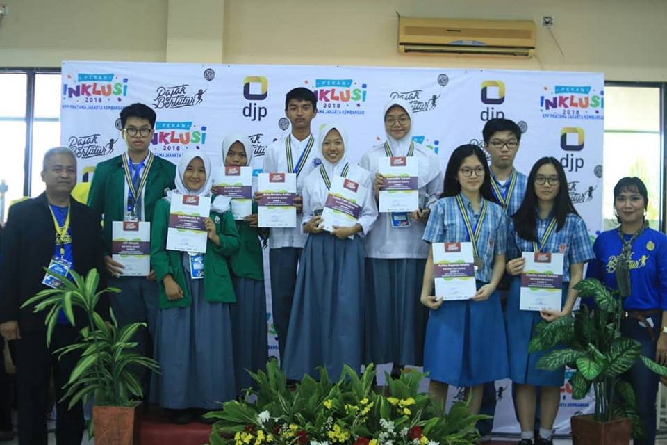 Pemenang Lomba Cerdas Cermat Pajak berfoto bersama setelah menerima medali, sertifikat, dan hadiah.