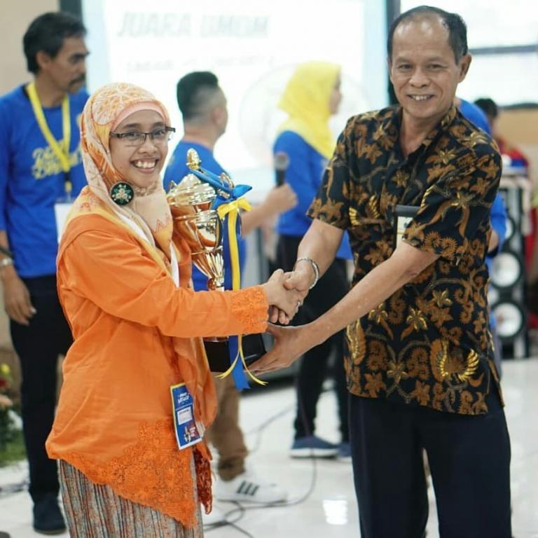 Kepala KPP Pratama Jakarta Kembangan menyerahkan trofi Juara Umum Olimpiade Pajak Kembangan I kepada guru pembina SMAN 85 Jakarta.