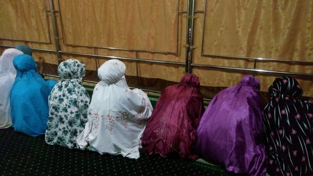 Karyawati juga ikut salat gerhana.