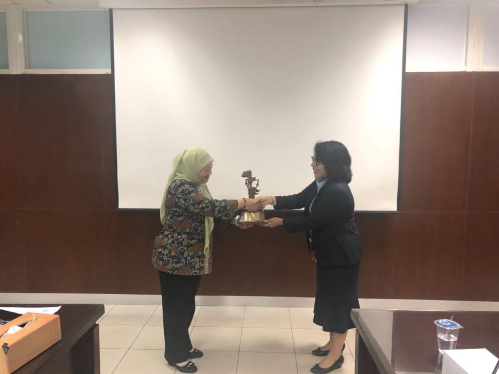 Judiana Manihuruk menyerahkan plakat kepada N. Ratna Kusbandiah.