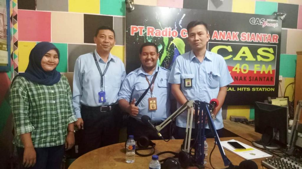 Foto bersama narasumber dan penyiar Radio CAS FM setelah talkshow usai digelar