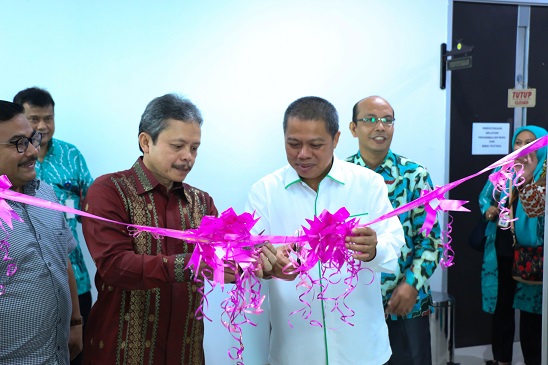 Gunting Pita Sebagai Simbol Peresmian Tax Center oleh Rektor UMRI DR Mubarak dan Kepala Kanwil DJP Riau Kepri Jatnika