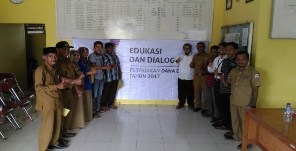 Para Perangkat Desa berfoto bersama Kepala KP2KP Aceh Singkil dan Kepala Kecamatan Kuala Baru