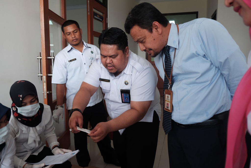 Kepala KPP Pratama Kotamobagu Lakukan Tes Urine
