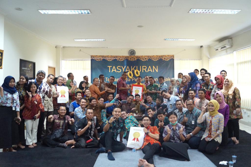 Pegawai KPP Karawang Utara foto bersama merayakan keberhasilan pencapaian target penerimaan tahun 2017